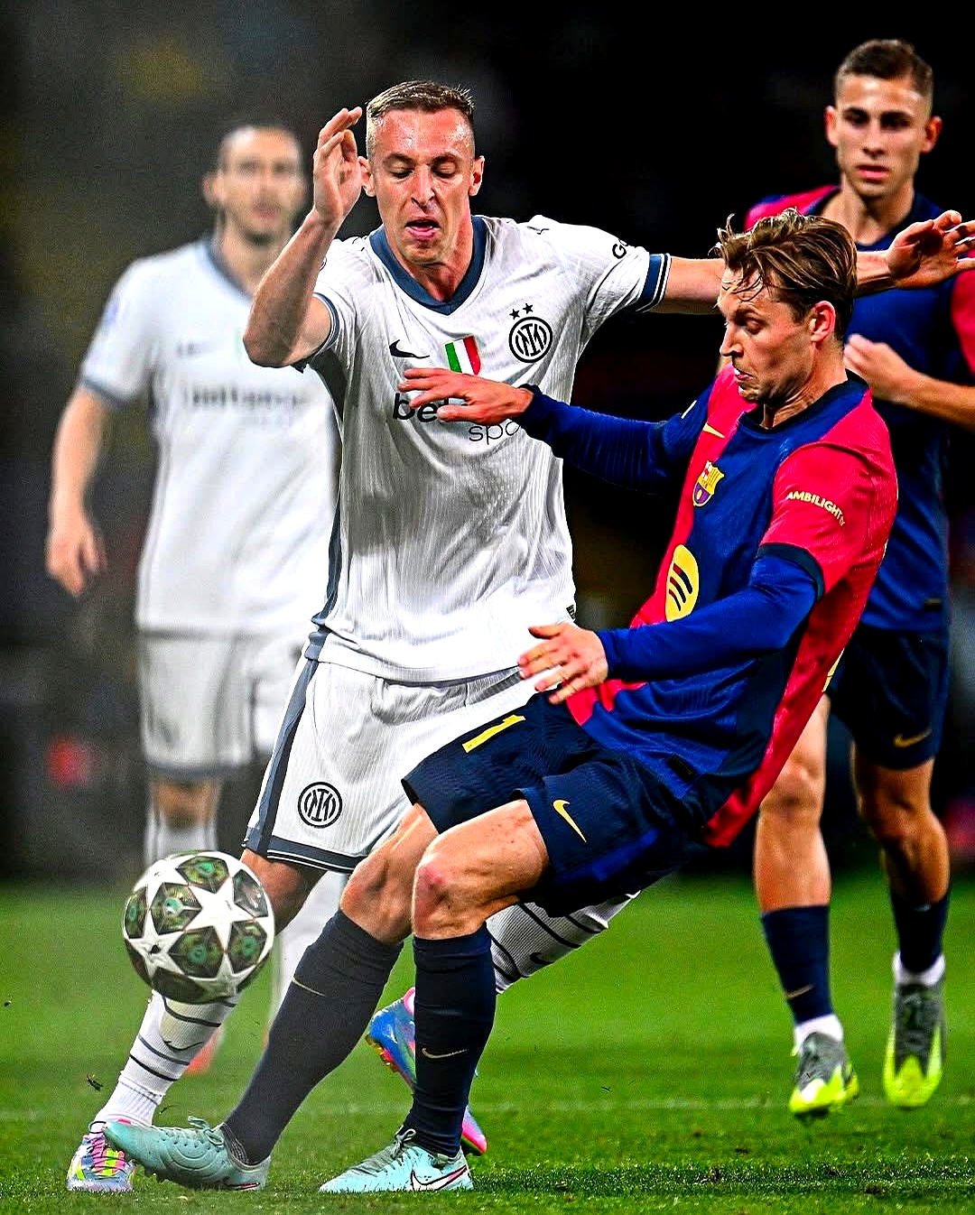 包含赛后曼联备战意大利杯，回应争议细节曝光，底气十足，训练强度明显提升的词条一竞技电子