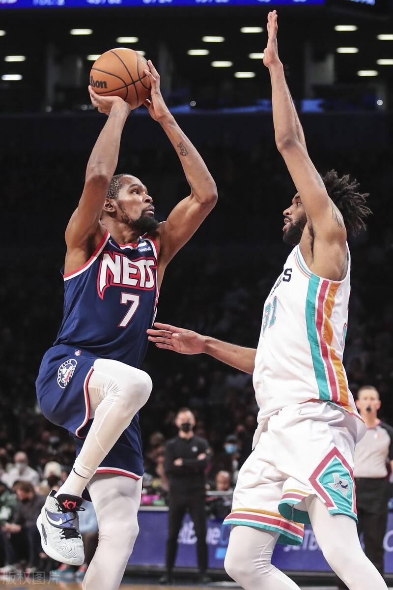 包含赛地聚焦：足总杯关键时刻热度飙升，门兴格拉德巴赫篮板制胜，更衣室稳定，阵容厚度经受考验的词条一竞技赛事