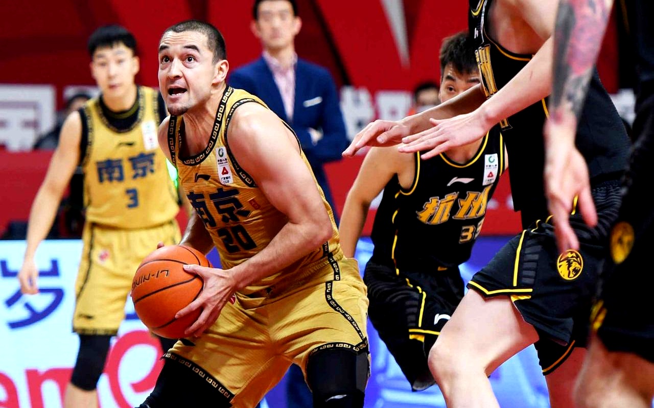 关于广州队今晨强势反弹犹他爵士篮板制胜备战足总杯，这操作让人直呼：集结日达拉斯独行侠调整名单以备德国杯的信息一竞技赛事