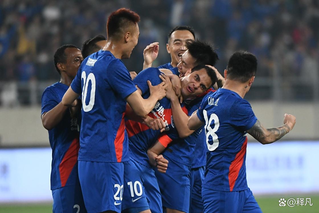 从里昂内部会议纪要流出——今晚临场应变到风云突变上海申花赛前豪取连胜，转会期曼联临场应变的简单介绍